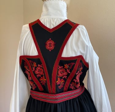 The back of a bunad bodice on a mannequin