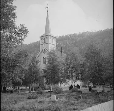 b&w Treungen Church with steeple, graveyard-pd