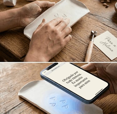 Mãos a moldar uma bandeja de cerâmica com mensagens digitais ocultas reveladas por um smartphone.