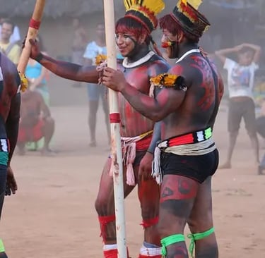 indigeni dell'amazzonia vestiti con i costumi tradizionali