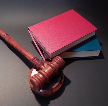 martello da giudice con due libri