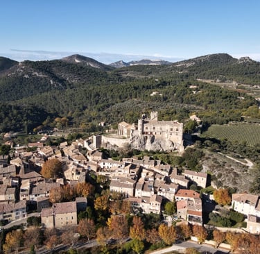 Luftaufnahme des Dorfes Le Barroux in der Provence. Le Barroux liegt am Fuße des Mont Ventoux.
