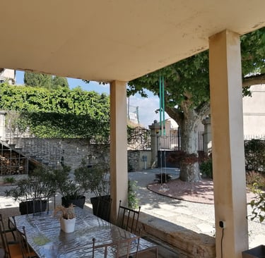 Großer, angelegter Garten. Ferienhausvermietung La Maison d'Yvette in Le Barroux, Provence, Mont Ven