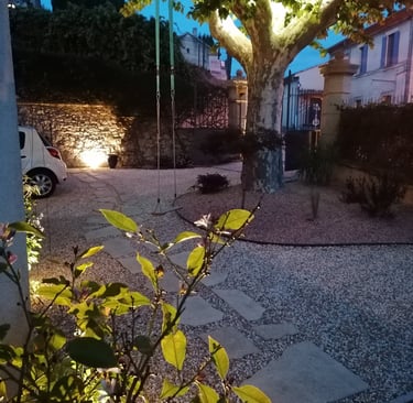 Der Garten des Gîte Le Barroux in der Provence bei Nacht am Fuße des Mont Ventoux