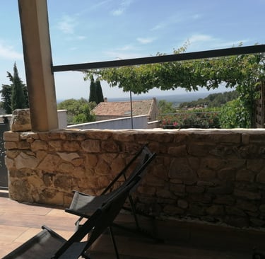 Die gemütliche Terrasse von La Maison d'Yvette Le Barroux Provence Mont Ventoux