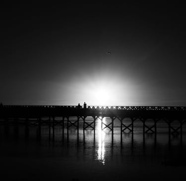 photo noir et blanc, couple, pont, coucher de soleil