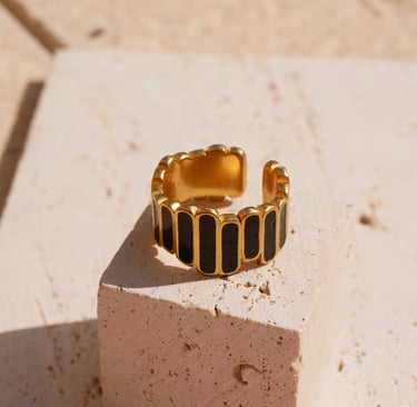 photo produits, photo de bijoux, bague noire et dorée, bijoux en acier inoxydable