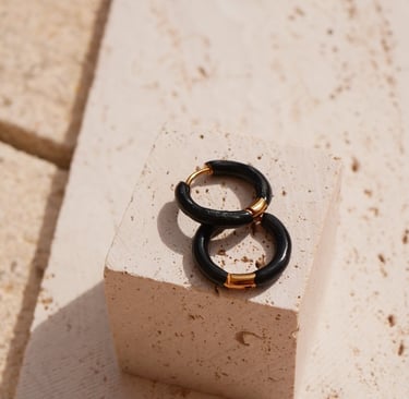 photo produits, photo de bijoux, boucle d'oreille noire et dorée, bijoux en acier inoxydable