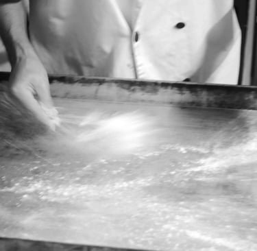 photo de pâtissier en train de travailler