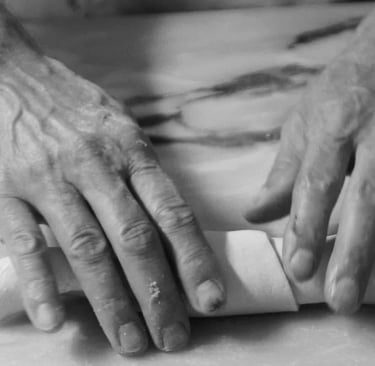 photo de mains de pâtissier
