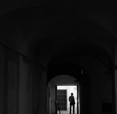 photo noir et blanc, ombre et lumière, tunnel, homme dans la lumière