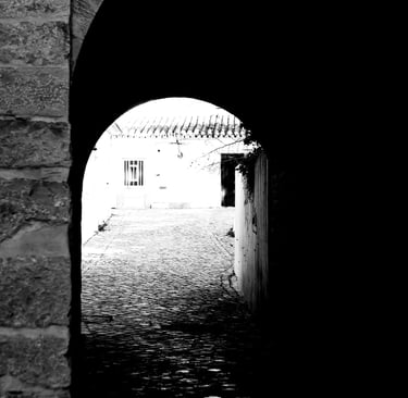 photo noir et blanc, ombre et lumière, tunnel, lumière au bout du tunnel