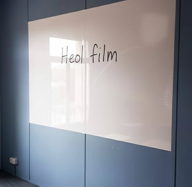 Pose d'un film type whiteboard, tableau blanc