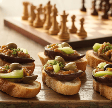 échecs et Caponata sur crostini