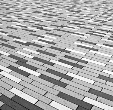 Straße mit grauen und weißen Pflastersteinen