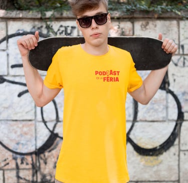 Jóven skater con remera podcast en la feria