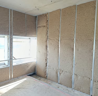 alt="Pose d’isolation en doublage intérieur pour la rénovation du siège Natran à Saint-Herblain"
