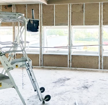 alt="Pose d’isolation en doublage intérieur pour la rénovation du siège Natran à Saint-Herblain"