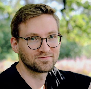 Malte Meibauer spricht in Existence die Rolle des Dwayne