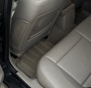 Švarus automobilio kilimėlis ir odinės galinės sėdynės po giluminio cheminio salono valymo – profesi
