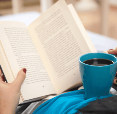 Femme qui lit un livre tranquillement