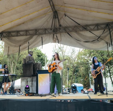 cantautor de bossa pop Levirt con banda completa en presentación de Pride guadalajara 2025