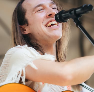 cantautor de bossa pop Levirt a detalle en la presentación de Pride Guadalajara 2025