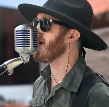 Hombre con barba, sombrero y lentes de sol. Retrato profesional en Cancún realizado por Drai Cabello
