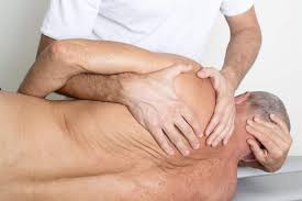 Travail musculaire de l'omoplate par un ostéopathe