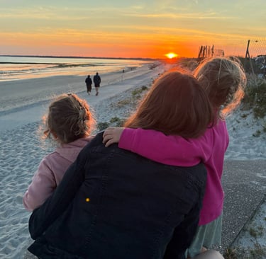 Coucher de soleil sur la plage de Penvins, moment paisible près du camping
