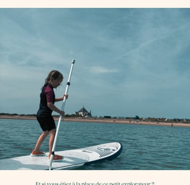 Enfants sur paddle devant la chapelle de Penvins, à proximité du camping La Grée