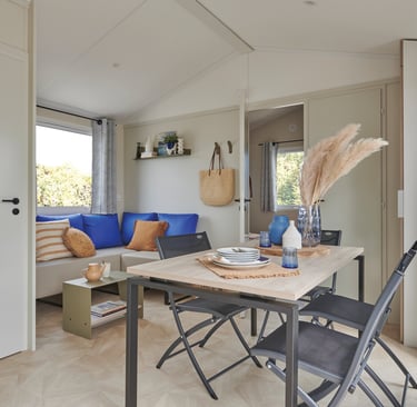 Salon spacieux et lumineux dans notre mobil-home Les Dunes à Sarzeau. Idéal pour se détendre en famille. #locationvacances #m