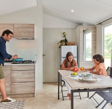 alt="Mobil‑home 4 personnes moderne au camping La Grée Penvins, entouré de verdure"