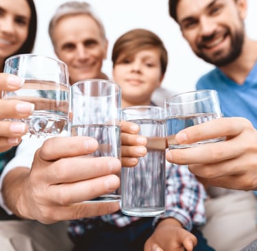 familia celebra el filtrado de agua