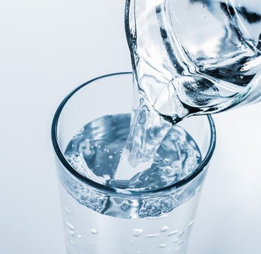 vaso de agua con jarra