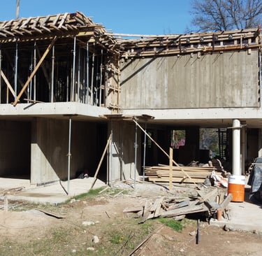 una casa que se está construyendo en una casa que se está construyendo en una casa