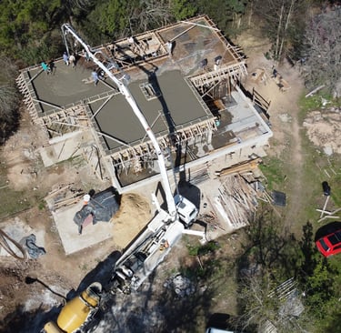 obra en construcción con una grúa y una grúa