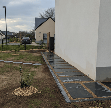 Allée le long de la maison