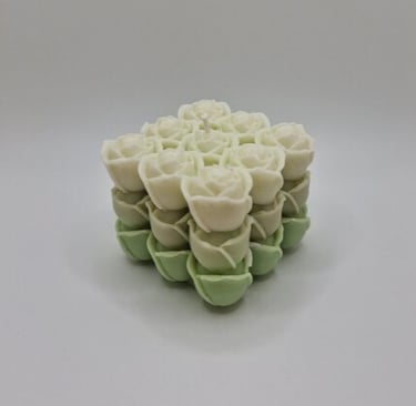 Molded candle in the shape of 100% natural rose flowers with gardenia scent