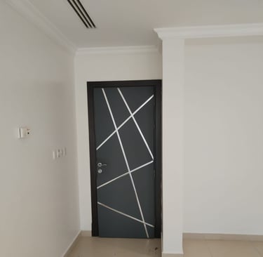 باب غرفة نوم بعد معالجة دخول الصوت