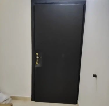 تقليل الضجيج من الباب داخل شقة سكنية