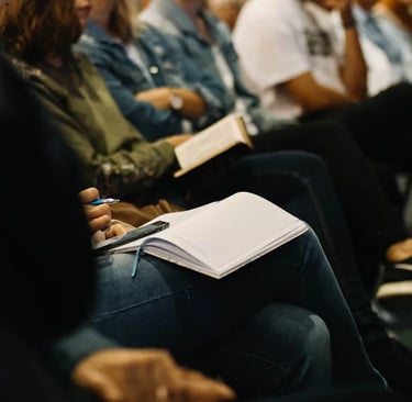 Fagpersoner samlet om et halvdagsoplæg om selvskade med fokus på praksis og faglig udvikling.