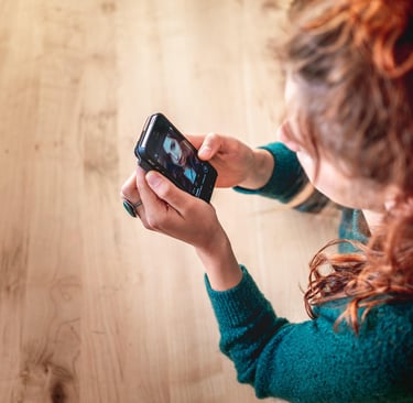 mulher-usando-celular