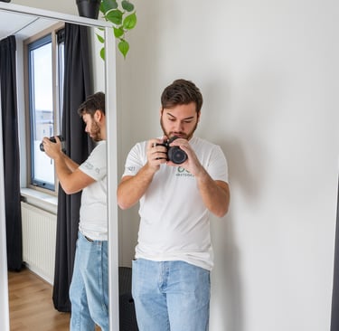 Fotograaf van OG Vastgoed maakt vastgoedfoto’s in een lichte slaapkamer