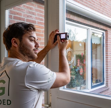 Inspecteur van OG Vastgoed meet een woning op voor energielabel en plattegrond