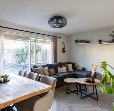 Woonkamer met eettafel en bank gefotografeerd voor vastgoedadvertentie