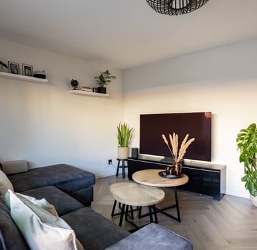 Overzichtsfoto van ruime zithoek met hoekbank voor woningpresentatie