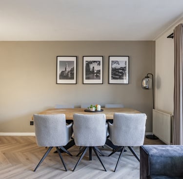 Vastgoedfotografie van lichte eethoek en zithoek in moderne woonkamer