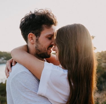 Pareja de novios dedicándose amor y unas palabras mientras se abrazan.