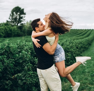 Pareja feliz abrazándose.